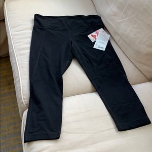 Athleta mid rise Salutation Capri M